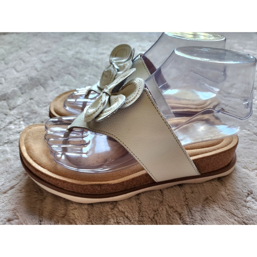 Clarks Brynn White Leather Thong Sandals Womens 6.5 Floral Applique 261651044040 - Picture 4 of 9